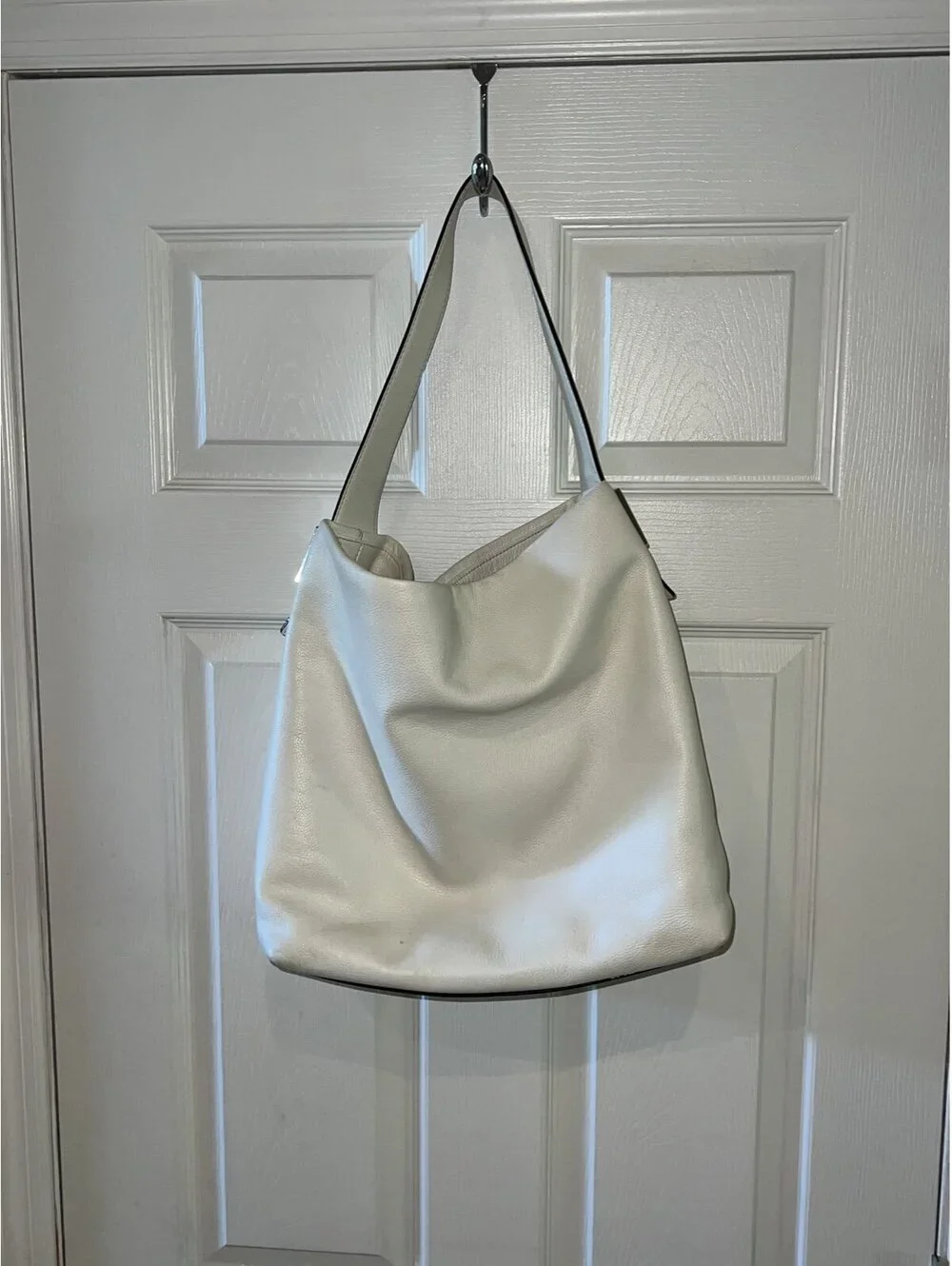 Kate spade white extra large leather should purse bag with dust Cover
